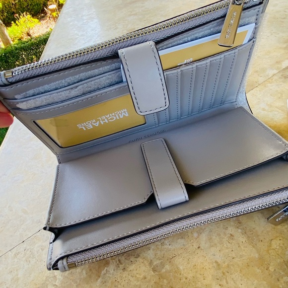 Michael Kors double zip wallet signature - Picture 4 of 9